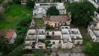 Em ruínas e cercados pelo mato, cinco prédios que formaram gerações de santistas não têm mais telhado, só restando as paredes impregnadas de história