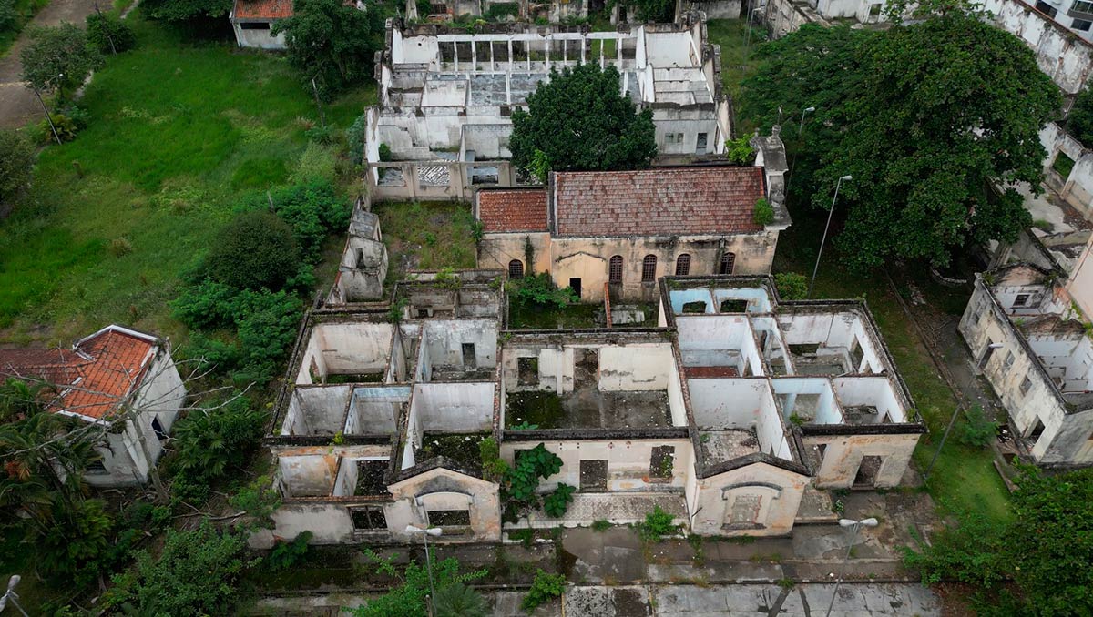 Em ruínas e cercados pelo mato, cinco prédios que formaram gerações de santistas não têm mais telhado, só restando as paredes impregnadas de história