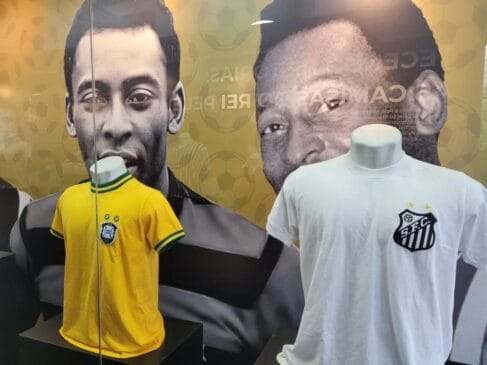 Exposição temporária 'Tecendo histórias: as camisas do Rei Pele', aberta no quarto andar do equipamento, integra as comemorações de 10 anos do museu (que serão completados em junho)