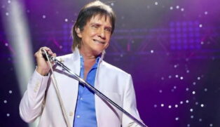 Roberto Carlos apresenta o show o qual está em turnê: Eu Ofereço Flores