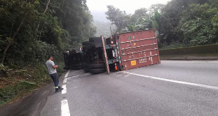 Caminhão tombou na descida da Rodovia Anchieta, no sentido litoral