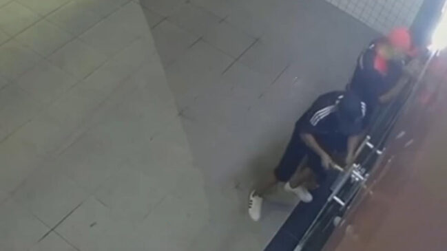 Imagens mostram que eles arrombam a porta e adentram ao local