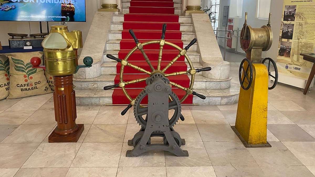O Museu abriga aproximadamente dois mil itens, incluindo documentos, fotografias, instrumentos náuticos, ferramentas e raridades