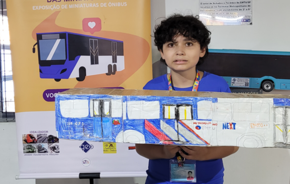 Arthur de Araújo tem 12 anos e é apaixonado por ônibus