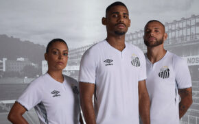 A camisa branca leva uma grande imagem da lendária Vila Belmiro