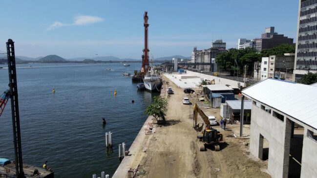 Espaço contemplará uma área contendo duas quadras de beach tennis estrutura de playground,alameda de concreto, píer contemplativo e estrutura das áreas ajardinadas concluídas