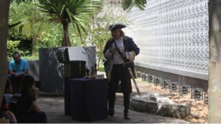 Com riqueza de detalhes, Bob explica como 'seu parente', o corsário inglês Thomas Cavendish invadiu a então Vila de Santos na noite de Natal, em 1591