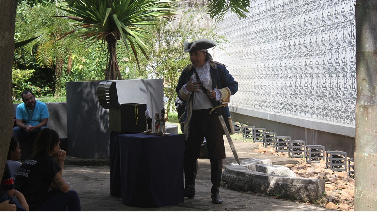 Com riqueza de detalhes, Bob explica como 'seu parente', o corsário inglês Thomas Cavendish invadiu a então Vila de Santos na noite de Natal, em 1591