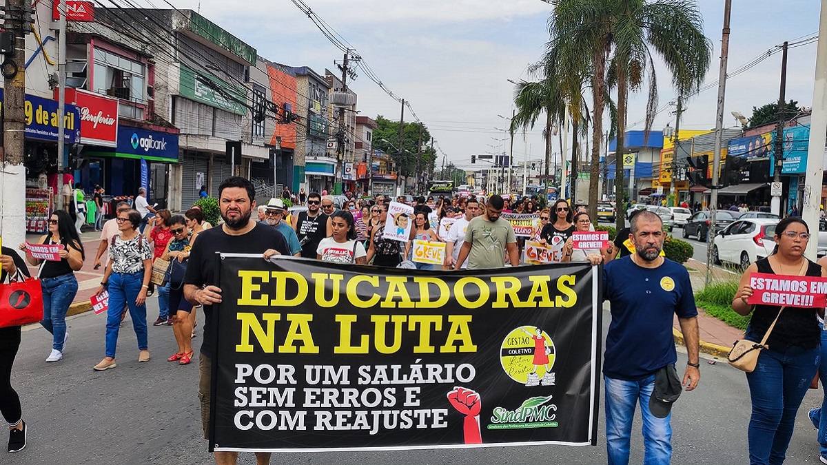 Professores de Cubatão se uniram e protestaram durante a manhã e a tarde