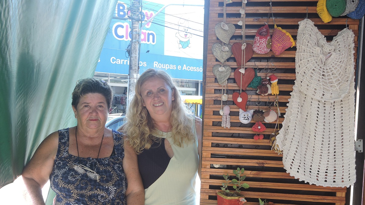 Peças de decoração e livros usados e novos são vendidos, a preços acessíveis, no quiosque Joana D´Arc, em Itanhaém  