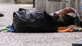 A vítima, que prestou depoimento na Delegacia da Defesa da Mulher, confirmou que foi abordada pelo homem enquanto dormia