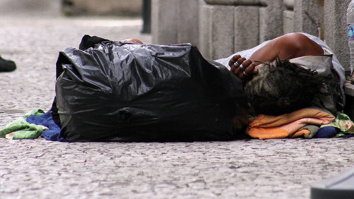 A vítima, que prestou depoimento na Delegacia da Defesa da Mulher, confirmou que foi abordada pelo homem enquanto dormia