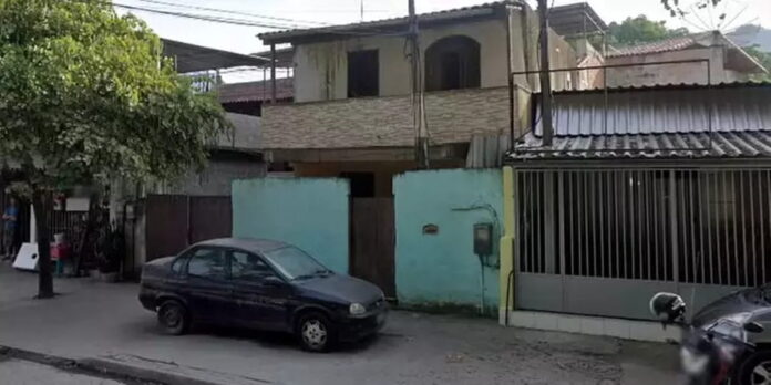 A Polícia Militar e o Corpo de Bombeiros foram acionados pelo próprio garoto.