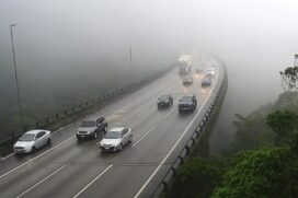 Trecho de serra em tempo encoberto e neblina; visibilidade é parcial
