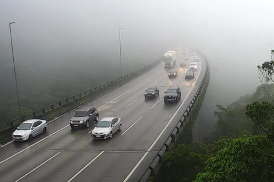 Trecho de serra em tempo encoberto e neblina; visibilidade é parcial