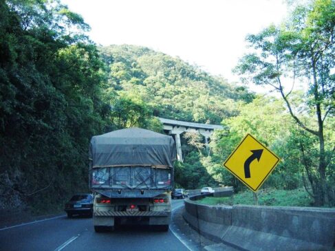 Descida para o Litoral de São Paulo é feita somente pela Rodovia Anchieta