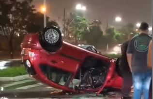 Carro capota em via do Guarujá