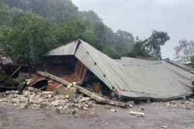 Na manhã deste domingo (12), um deslizamento de terra destruiu um loteamento na zona norte de Caxias e matou um homem