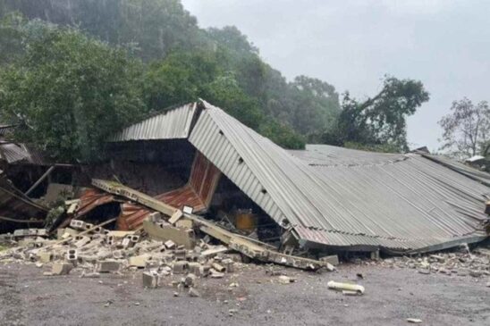 Na manhã deste domingo (12), um deslizamento de terra destruiu um loteamento na zona norte de Caxias e matou um homem