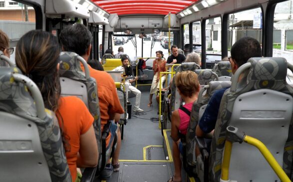 Atração ainda conta com a presença de um intérprete de Libras, tornando as letras acessíveis também para as pessoas com deficiência auditiva