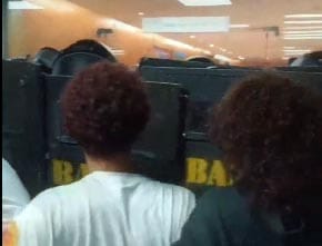 Ao lado de fora do plenário, outros manifestantes entraram em confronto com os policiais