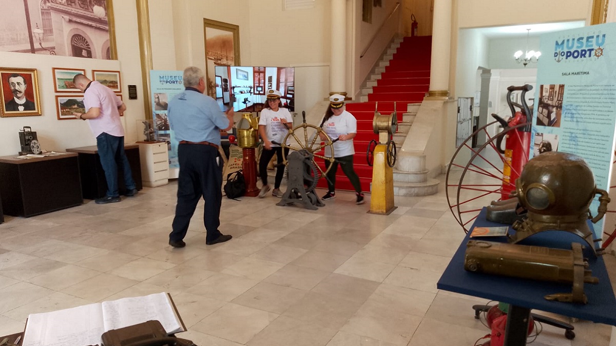 Localizada na entrada principal da Associação Comercial, a mostra está dividida em setores