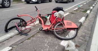Bicicleta do entregador de aplicativo ficou parcialmente danificada