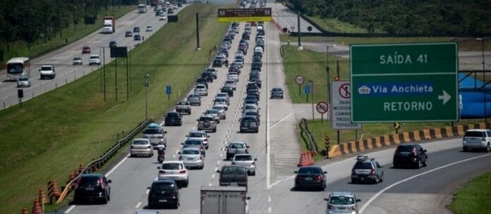 A subida da serra é realizada apenas pela pista norte da rodovia dos Imigrantes