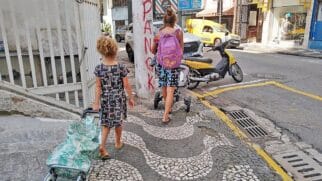 Claudia Renata Martins Barbosa e os filhos fazem caminhadas longas, muitas vezes sem compensação