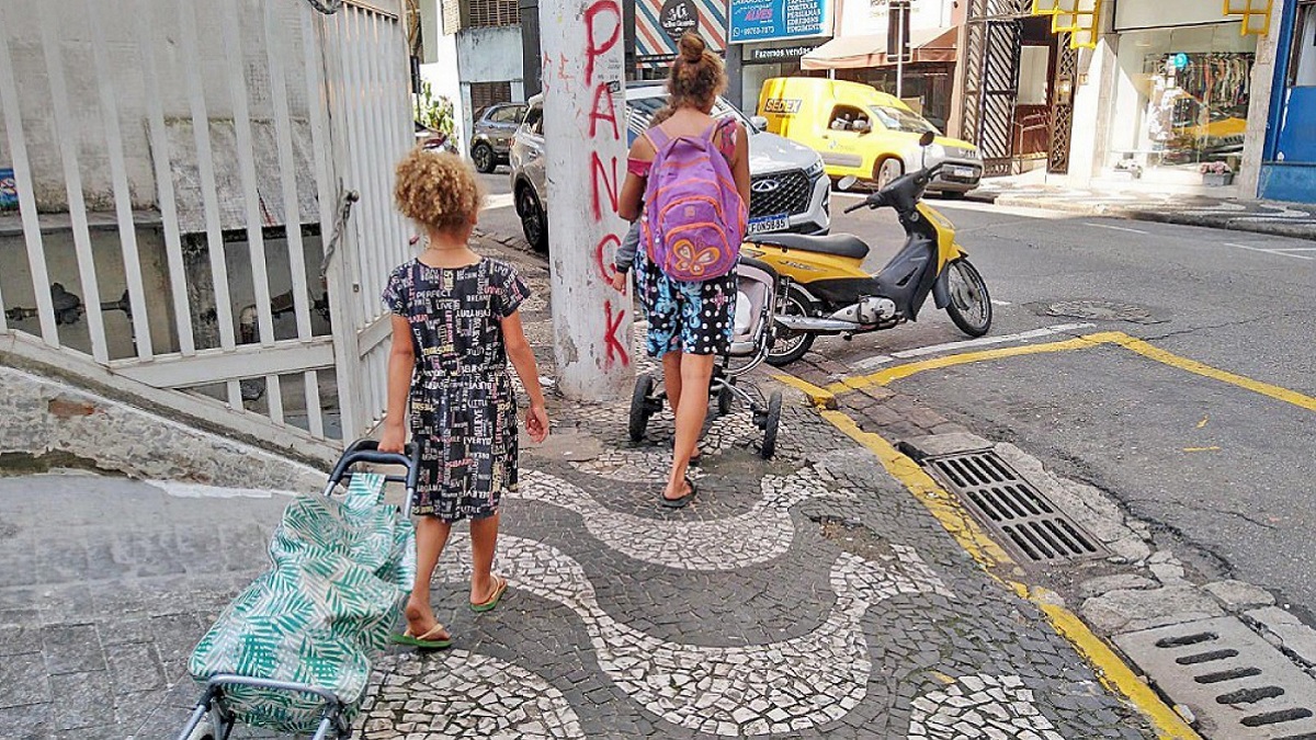 Claudia Renata Martins Barbosa e os filhos fazem caminhadas longas, muitas vezes sem compensação