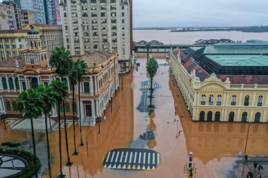 Rio Guaíba, em Porto Alegre, transbordou por causa das chuvas