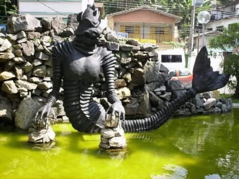 Essa lenda é tão popular em São Vicente que Ipupiara ganhou um monumento em sua homenagem na Praça 22 de Janeiro