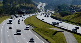 Na Rodovia dos Bandeirantes (SP-348), sentido capital, o tráfego é congestionado do km 17 ao km 13+360
