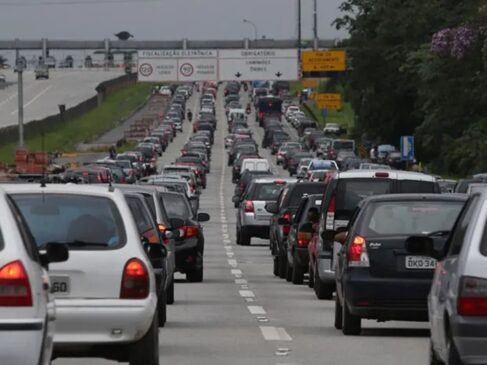 Trecho de serra tem neblina; na Imigrantes, tráfego é intenso