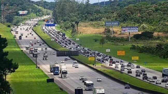 Há lentidão na via Anchieta, no sentido capital, do km 13 ao km 10