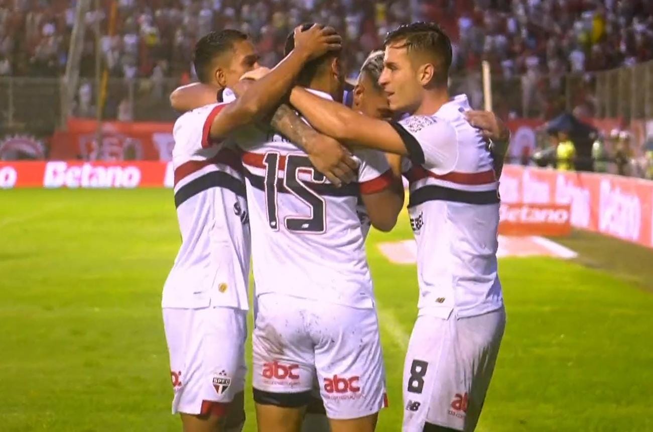 São Paulo venceu o Vitória fora de casa
