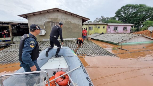 Militares da Marinha resgatam pessoas no Rio Grande do Sul