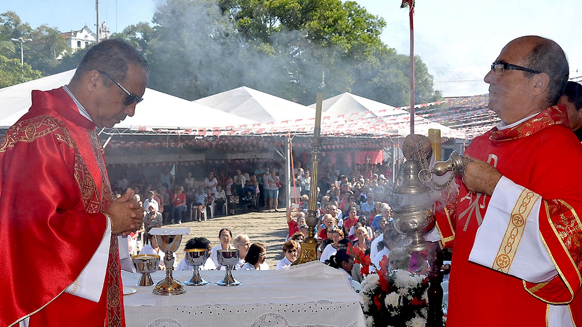 A Festa do Divino Espírito Santo foi trazida de Portugal pelos colonizadores que se instalaram na então Vila Nossa Senhora da Conceição de Itanhaém