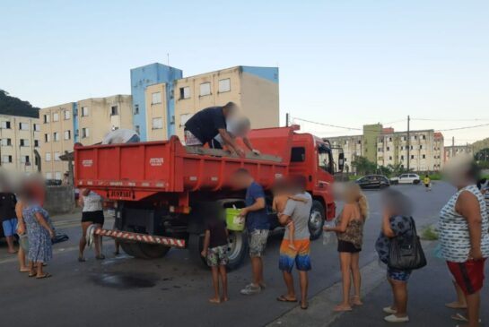 Agentes doaram os peixes à população de Ubatuba