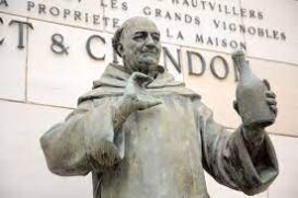 Dom Pérignon aparece imortalizado na estátua