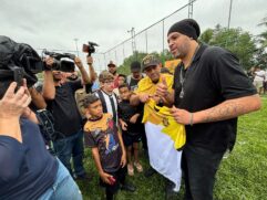 Adriano Imperador esteve em evento em Cubatão neste sábado