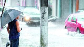 A chuva forte com rajadas de vento de até 74,8 km/h provocou alagamentos em várias regiões da Cidade
