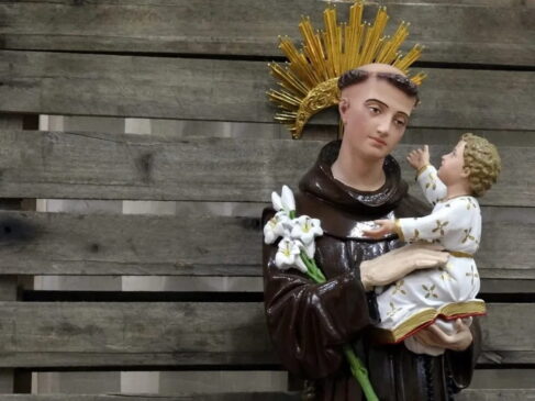 Santo Antônio, celebrado nesta quinta-feira, 13 de junho, é conhecido e procurado pela sua fama de casamenteiro