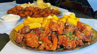 O frango à passarinho é um prato popular na culinária brasileira