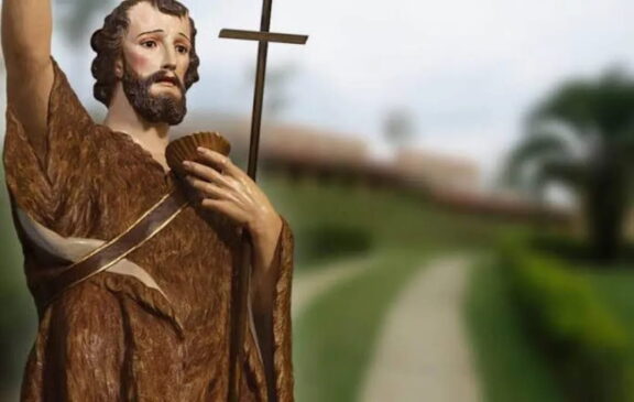 O santo tem ligação com a fogueira da festa junina, pois São João seria o homem que pregaria a luz.