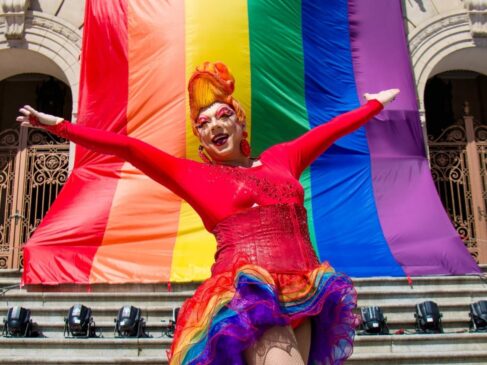 Público poderá conferir uma feira criativa com mais de 50 empreendedores LGBT+ da região