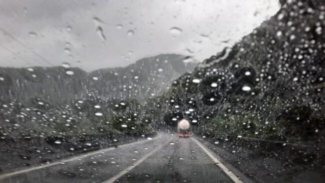 Rodovias tem pontos de chuva e neblina