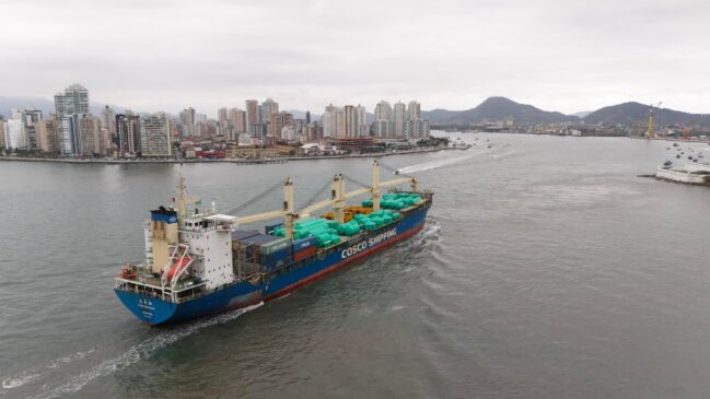 Navio chegou ao Porto de Santos em viagem que partiu da China