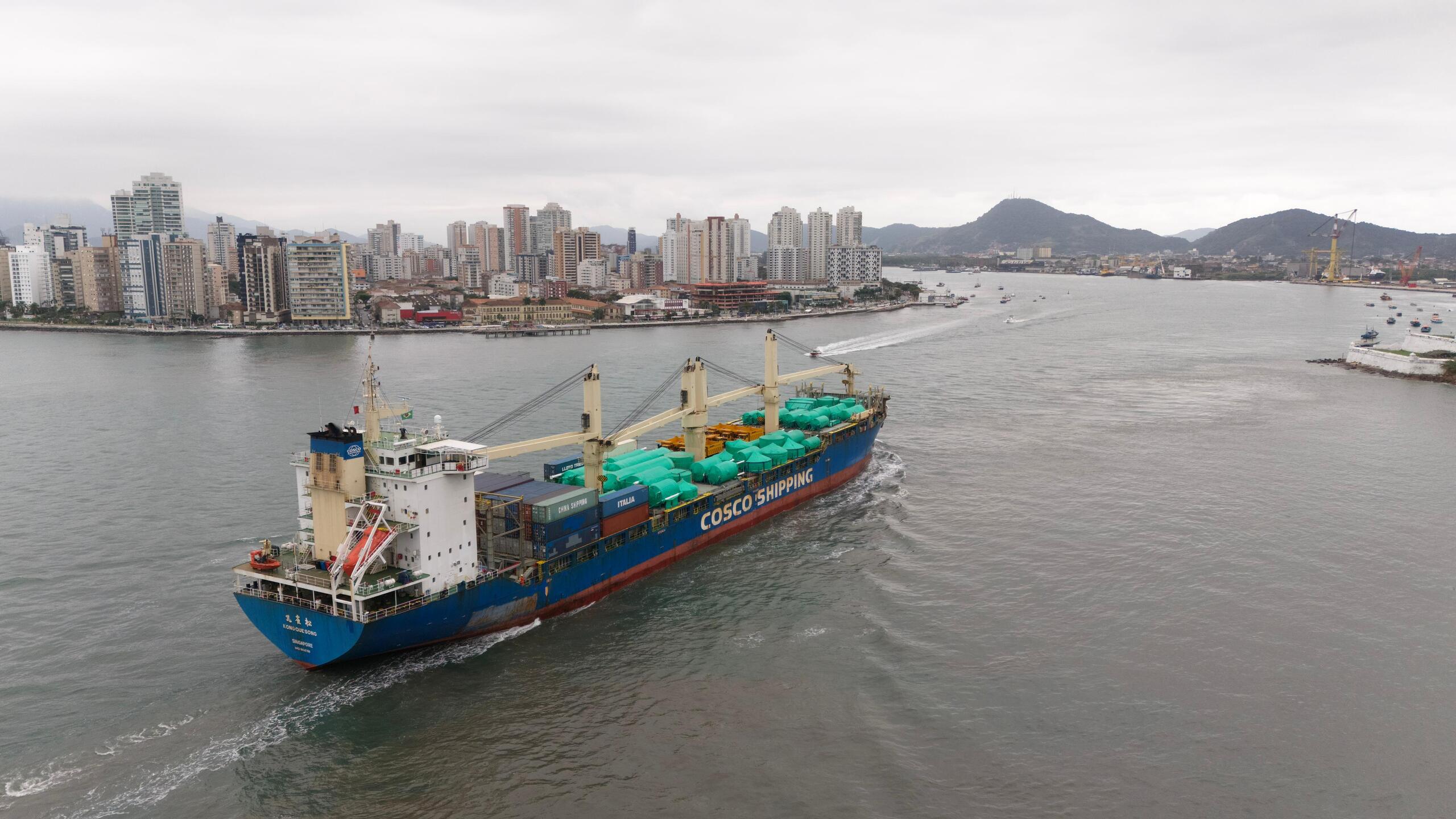 Navio chegou ao Porto de Santos em viagem que partiu da China