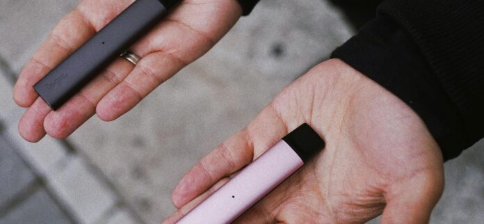 A cardiologista ressalta que os riscos para a saúde dos usuários de cigarros eletrônicos são equivalentes aos dos usuários de cigarros convencionais com filtro